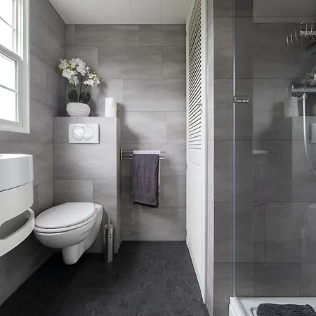 48, # Hygiene #airport Eindhoven #airco #bosrijk #hiking & Biking #efteling #safaripark Oisterwijk