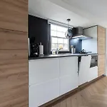 48, # Hygiene #airport Eindhoven #airco #bosrijk #hiking & Biking #efteling #safaripark * Ойстервейк